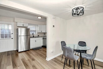 6314 Old Pineville Rd, Unit B in Charlotte, NC - Building Photo - Building Photo