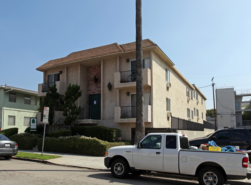 1530 Corinth Ave in Los Angeles, CA - Building Photo