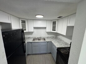 13701 N 21st St in Tampa, FL - Building Photo