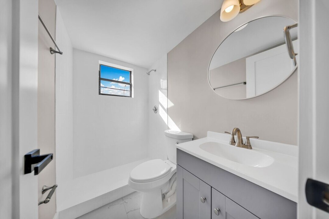 2770 W 60th St in Hialeah, FL - Building Photo