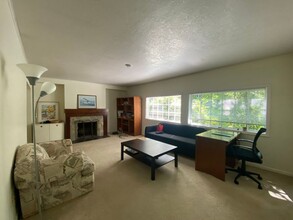 10025 SW Boones Ferry Rd, Unit Room 4 in Portland, OR - Building Photo - Building Photo