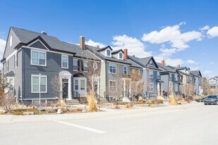 26 River Heights Link in Cochrane, AB - Building Photo