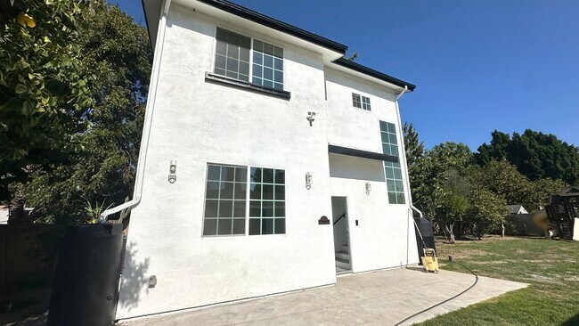 16023 Wyandotte St in Van Nuys, CA - Foto de edificio - Building Photo