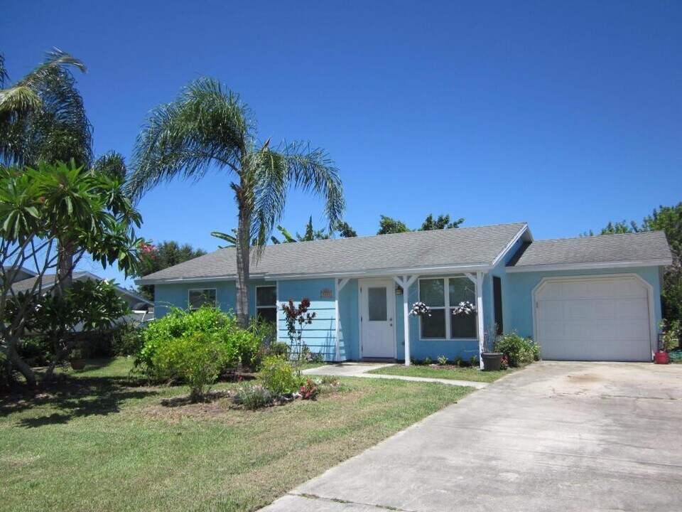 1651 SE Cascella Ct in Port St. Lucie, FL - Building Photo