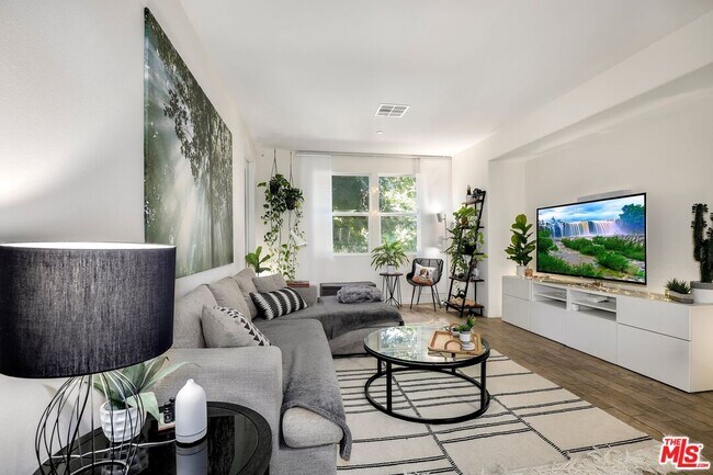 7100 Playa Vista Dr in Los Angeles, CA - Building Photo - Building Photo