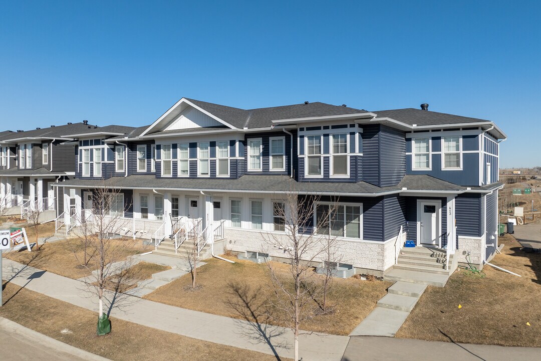 457 W Lakeview Dr in Chestermere, AB - Building Photo