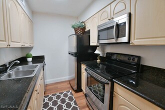 5327 Summerlin Rd in Ft. Myers, FL - Foto de edificio - Building Photo