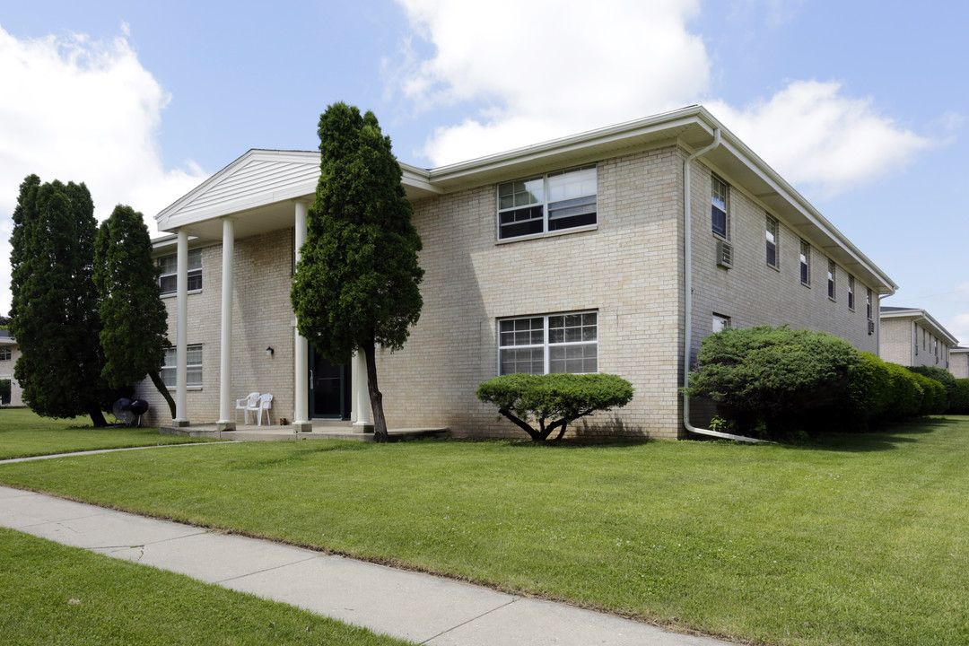 Colonial Manor in Greenfield, WI - Building Photo