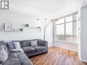 9225 Jane St in Vaughan, ON - Building Photo - Building Photo