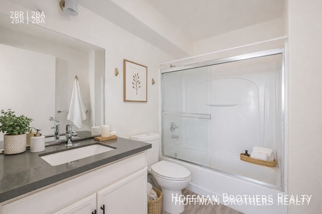 251 Robinson St, Unit 107 in Los Angeles, CA - Building Photo - Building Photo