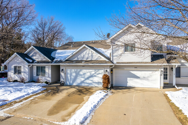 Townhomes of Summer Ridge in Urbandale, IA - Building Photo - Building Photo