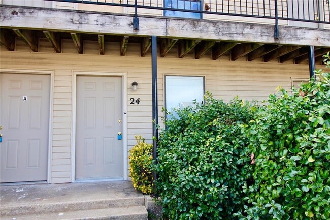 property at 1901 E Lindsey St