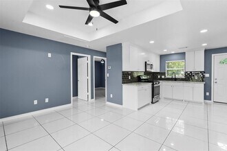 8150 Snowden St in Houston, TX - Building Photo - Building Photo