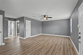 2015 Rosalee St, Unit 2 in La Marque, TX - Building Photo - Building Photo