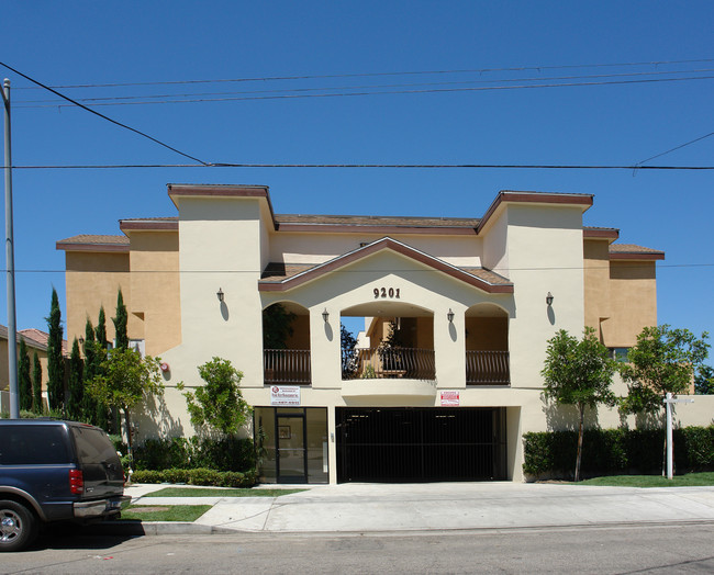 9201 Tobias Ave in Panorama City, CA - Foto de edificio - Building Photo