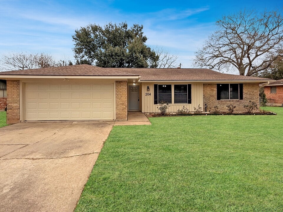 204 Meadow Ln in Brenham, TX - Building Photo