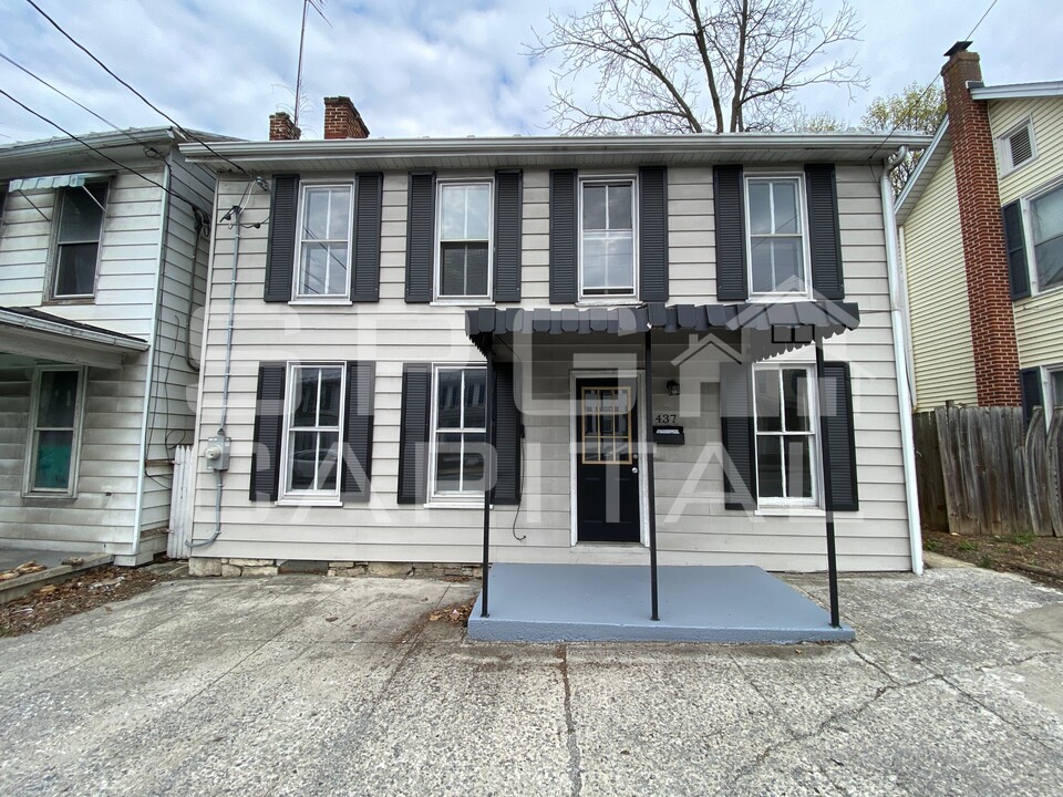 437 E King St in Shippensburg, PA - Building Photo