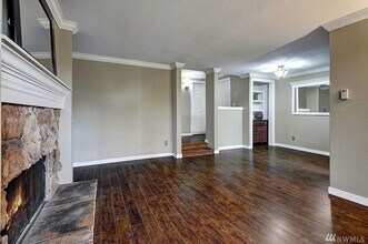 4737 W Lake Sammamish Pkwy SE in Issaquah, WA - Building Photo - Building Photo