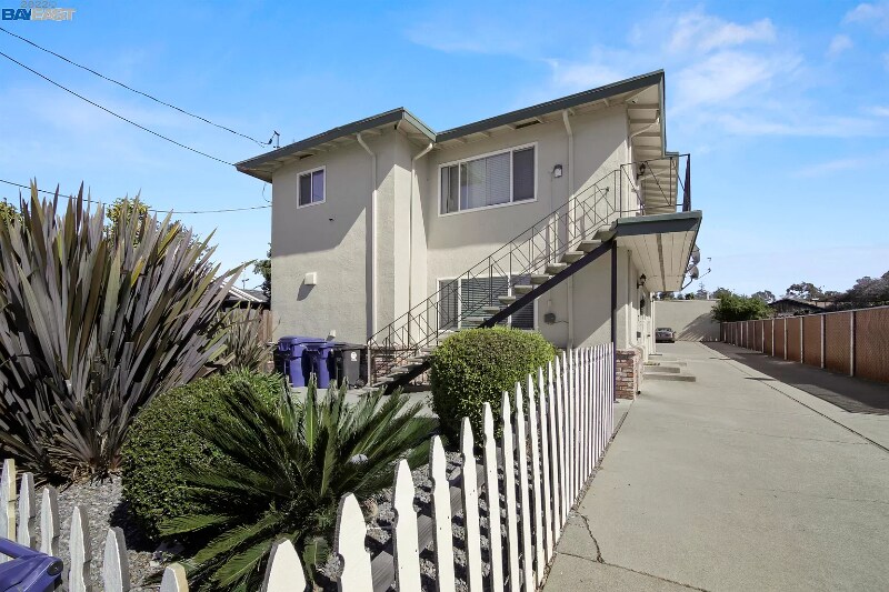 22426 N 5th St in Castro Valley, CA - Building Photo