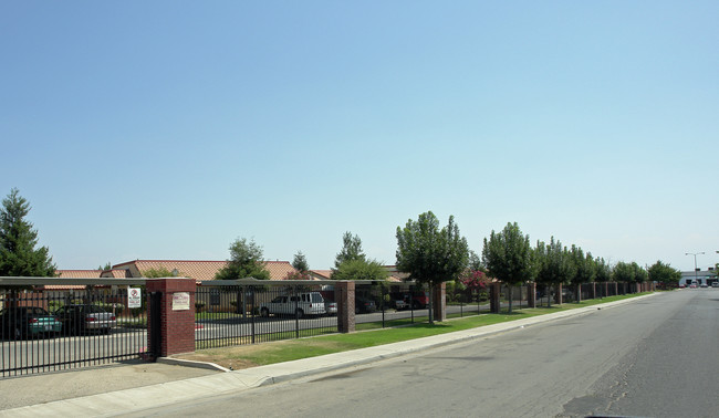 1405 E Cypress Ave in Reedley, CA - Building Photo - Building Photo