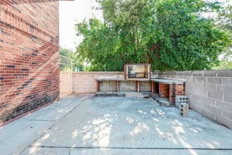 2220 Santa Cleotilde Ave in Laredo, TX - Building Photo - Building Photo