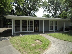 1913 Claremoor Dr in Louisville, KY - Building Photo