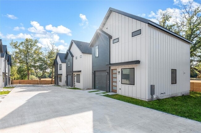 3001 E 51st St in Austin, TX - Building Photo - Building Photo