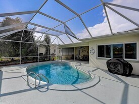 10 Stone Mountain Blvd in Englewood, FL - Building Photo
