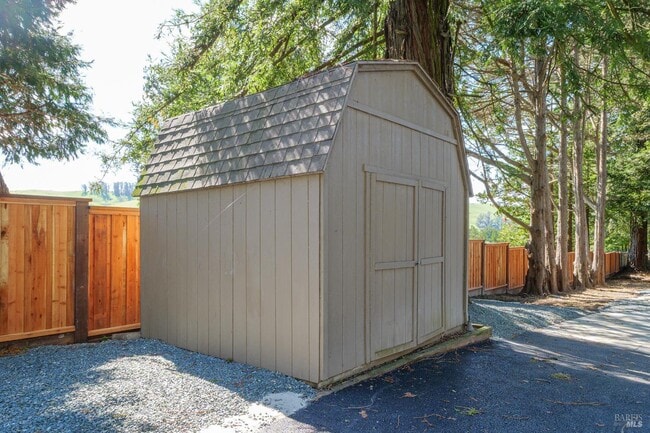 3995 Roblar Rd in Petaluma, CA - Building Photo - Building Photo