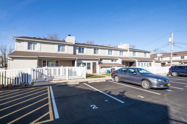 1189 Richmond Ave in Staten Island, NY - Foto de edificio - Building Photo