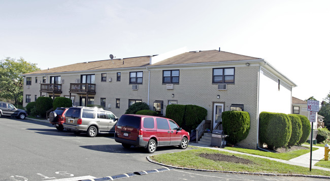 Hillcrest Point Apartments in Spring Valley, NY - Building Photo - Building Photo