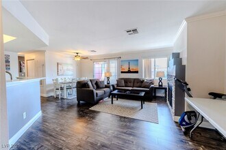 8600 W Charleston Blvd in Las Vegas, NV - Foto de edificio - Building Photo