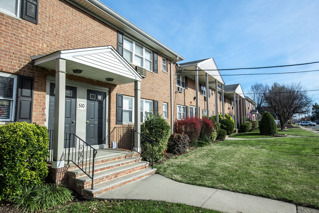 Highland Green Apartments in Avenel, NJ - Building Photo