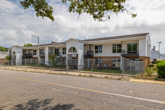 Peachtree Commons Apartments in Pensacola, FL - Building Photo - Building Photo