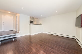 6121 W Higgins Ave in Chicago, IL - Building Photo - Building Photo