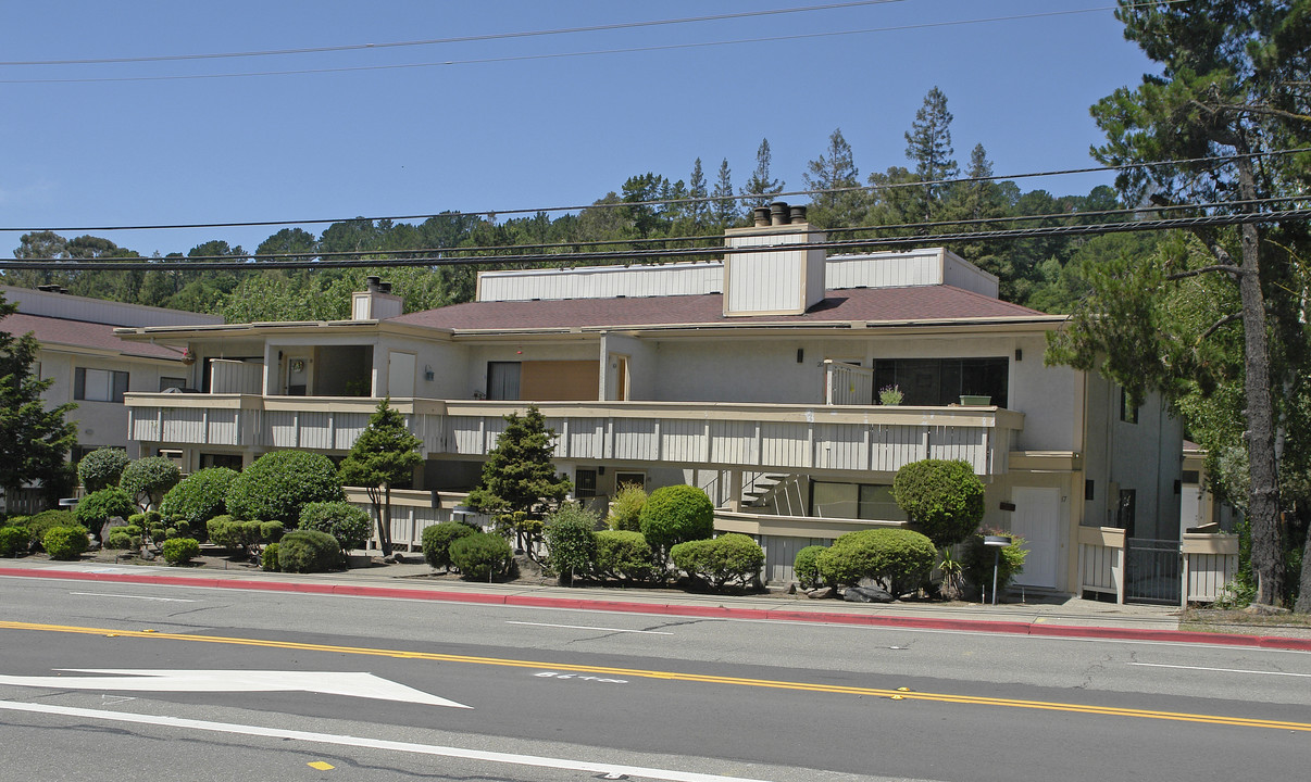 680 Moraga Rd in Moraga, CA - Foto de edificio