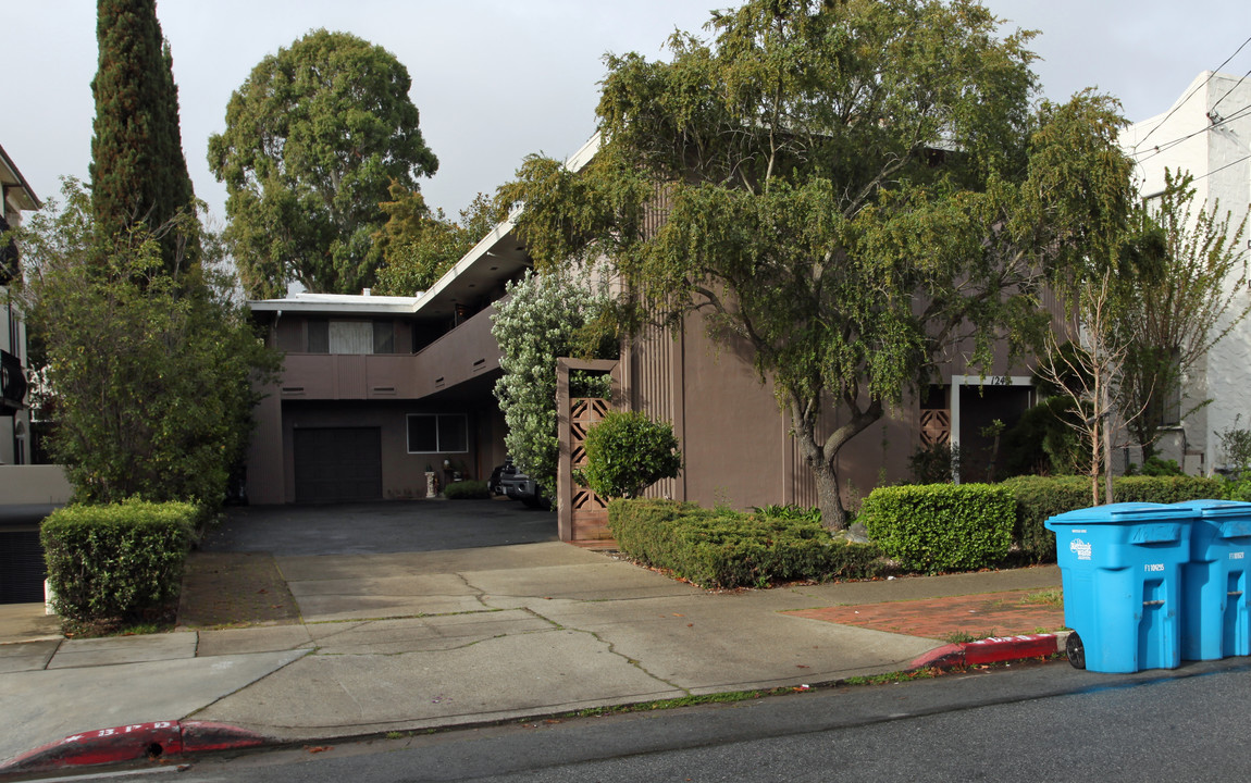 1243 Capuchino Ave in Burlingame, CA - Building Photo