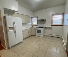 5 Windsor Terrace, Unit APT E in Freehold, NJ - Building Photo - Building Photo