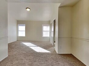 3140 Crowne Dr in Palmdale, CA - Foto de edificio - Building Photo