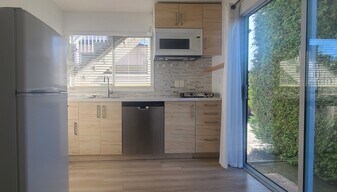 1915 159A St in Surrey, BC - Building Photo