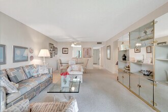 6585 Kensington Ln in Delray Beach, FL - Building Photo - Building Photo
