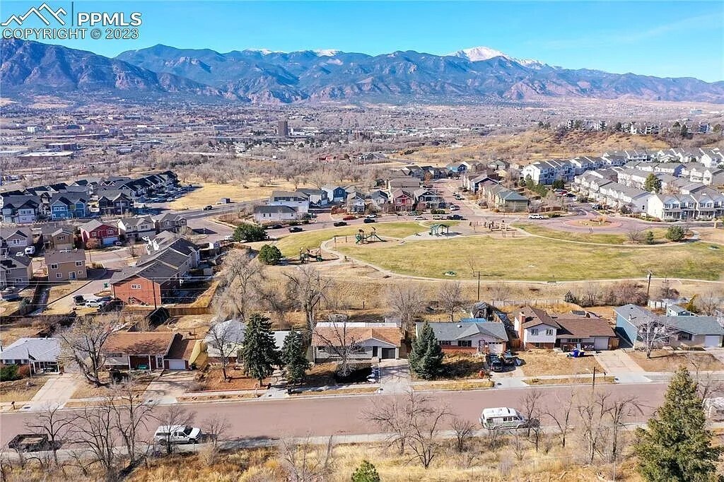 2218 Carmel Dr in Colorado Springs, CO - Foto de edificio