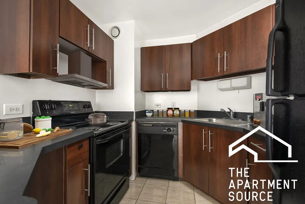 1111 N Dearborn St in Chicago, IL - Building Photo