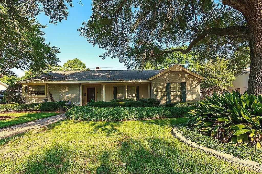 2114 Walnut Bend Ln in Houston, TX - Foto de edificio
