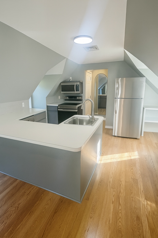 1820 Albany Ave in West Hartford, CT - Building Photo - Building Photo