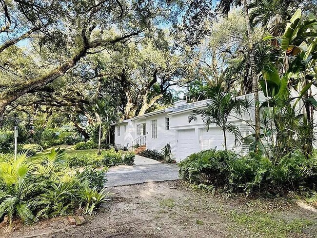 400 NE 86th St in El Portal, FL - Building Photo - Building Photo