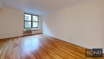 305 W 13th St in New York, NY - Building Photo