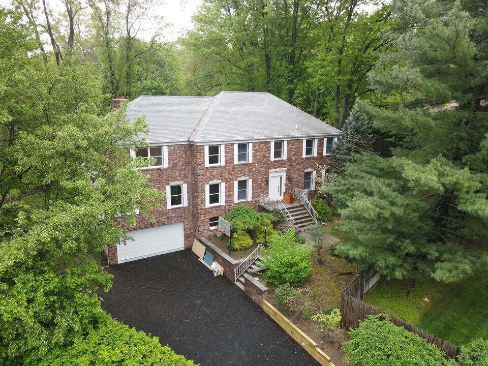 70 Johnson Ct in Closter, NJ - Building Photo