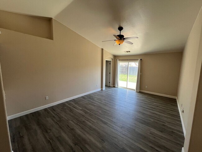 1737 W Median Ave in Porterville, CA - Building Photo - Building Photo