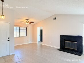 718 Turnstone Dr in Sacramento, CA - Building Photo - Building Photo